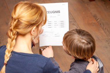 Kötü okul sertifikası rağmen anne rahatlatma oğlu-çeviri: Doğum disiplinleri müzik okuma din Almanca İngilizce matematik sanat matematik yetersiz Grade f eksikliği sertifika günü