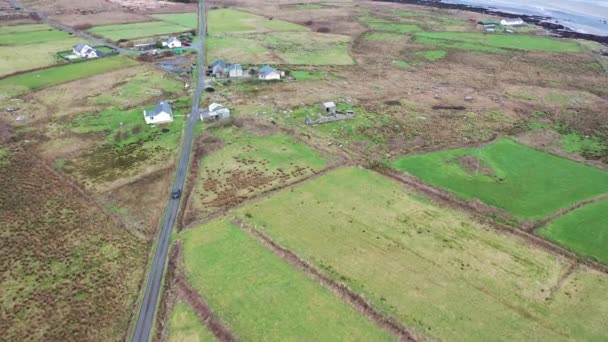 Vista aérea do automóvel que conduz na costa por Marameelan a sul de Dungloe, Condado de Donegal - Irlanda — Vídeo de Stock