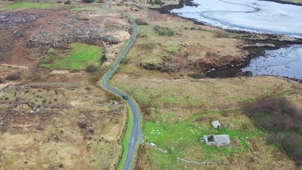 Luchtfoto van auto rijden aan de kust door Marameelan ten zuiden van Dungloe, County Donegal-Ierland — Stockvideo