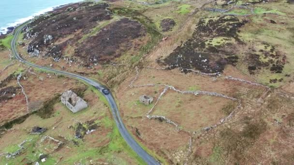 Luchtfoto van auto rijden bij Crohy Head ten zuiden van Dungloe, County Donegal-Ierland — Stockvideo