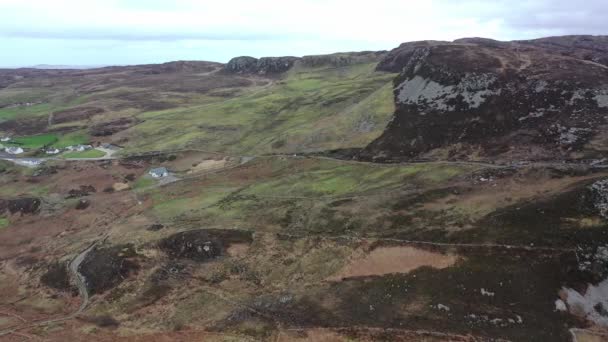 Vista aérea do carro em Crohy Head ao sul de Dungloe, Condado de Donegal - Irlanda — Vídeo de Stock