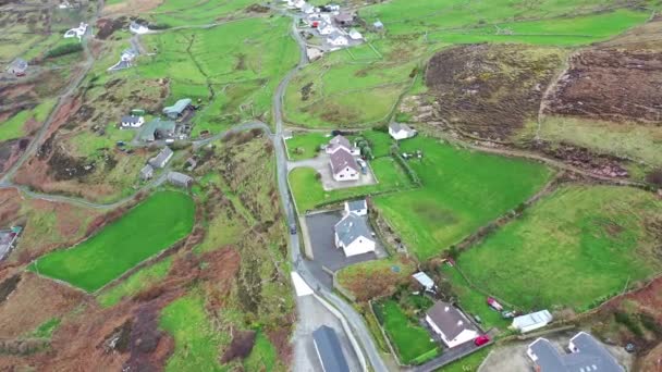Vista aérea de la conducción de automóviles en Crohy Head al sur de Dungloe, Condado de Donegal - Irlanda — Vídeo de stock