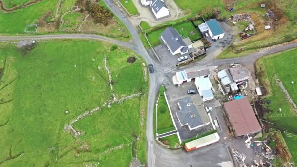 มุมมองทางอากาศของรถขับที่ Crohy Head ทางใต้ของ Dungloe, County Donegal ไอร์แลนด์ — วีดีโอสต็อก