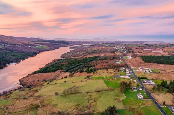 Vista aérea da chamada estrada alemã - estrada entre Doochary e Lettermacaward - no condado de Donegal - Irlanda — Fotografia de Stock