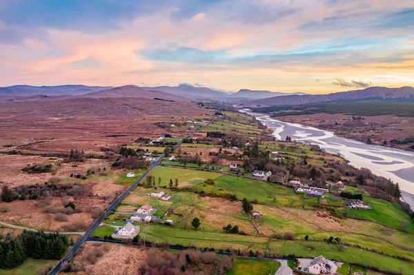 Vista aérea da chamada estrada alemã - estrada entre Doochary e Lettermacaward - no condado de Donegal - Irlanda — Fotografia de Stock