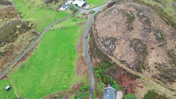 Vista aérea de la conducción de automóviles en Crohy Head al sur de Dungloe, Condado de Donegal - Irlanda — Vídeos de Stock