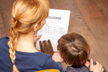 Anne ve oğul iyi okul sertifikası hakkında mutluyuz-çeviri: Doğum disiplinlerinin sertifika günü müzik okuma din Almanca İngilizce matematik sanat matematik çok iyi, iyi