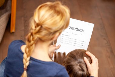 Anne ve oğul iyi okul sertifikası hakkında mutluyuz-çeviri: Doğum disiplinlerinin sertifika günü müzik okuma din Almanca İngilizce matematik sanat matematik çok iyi, iyi
