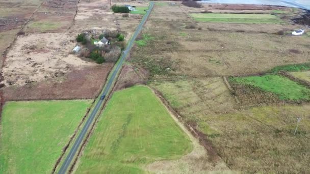 Flyg bild av bil körning vid kusten av Marameelan söder om Dungloe, County Donegal-Irland — Stockvideo