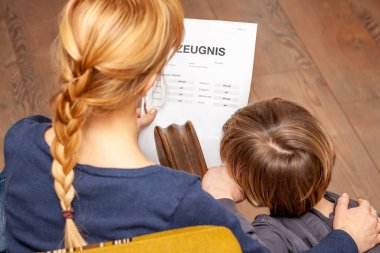 Anne ve oğul iyi okul sertifikası hakkında mutluyuz-çeviri: Doğum disiplinlerinin sertifika günü müzik okuma din Almanca İngilizce matematik sanat matematik çok iyi, iyi
