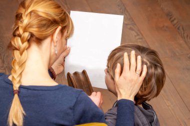 Anne rahatlatma oğul tutan boş Sheet içinde onu el