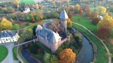 Krefeld, Almanya 'da kale Linn 4k hava drone videosu