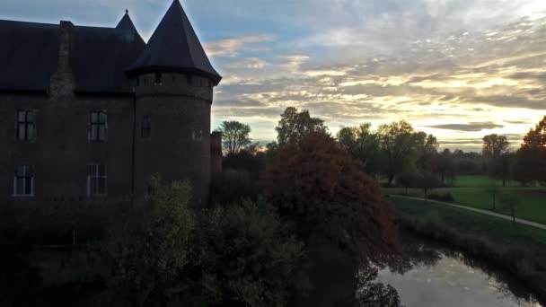 4k luchtfoto drone video van kasteel Linn in Krefeld, Duitsland — Stockvideo