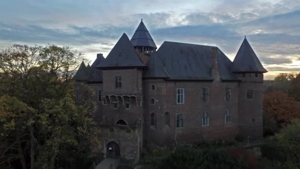 4k luchtfoto drone video van kasteel Linn in Krefeld, Duitsland — Stockvideo