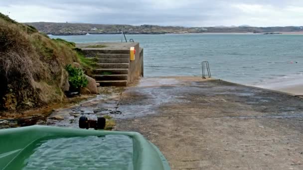 Barco lleno de agua en Cruit Island en el Condado de Donegal, Irlanda . — Vídeo de stock