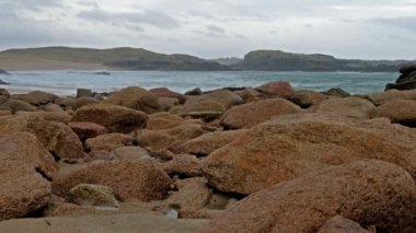 Dalgalar Cruit adasına geliyor - County Donegal, İrlanda Rosses bölgesinde küçük bir yerleşim ada