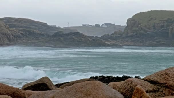 Vlny přicházející na ostrov Cruit-malý obydlený ostrůvek v kraji hrabství Donegalu v Irsku — Stock video
