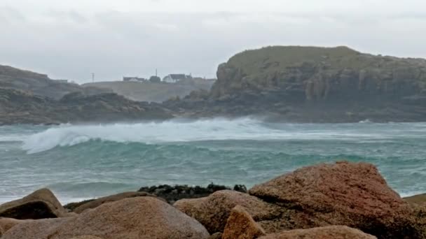 Olas que llegan a la isla Cruit - una pequeña isla habitada en la región de Rosses del Condado de Donegal, Irlanda — Vídeo de stock