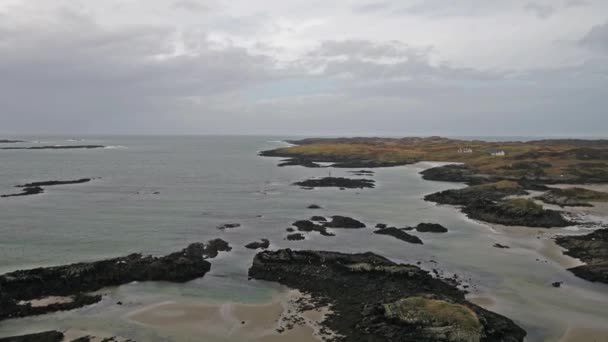 Пролетая над красивым радужным берегом Россбега, Ардара - графство Донегал, Ирландия — стоковое видео