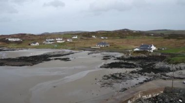 Rossbeg, Ardara - County Donegal, İrlanda tarafından güzel İrlanda kıyıları üzerinde Uçan