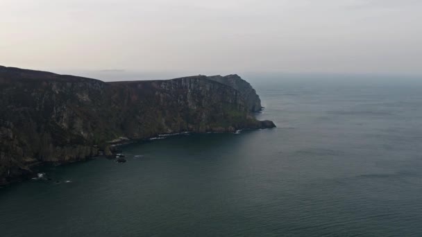 Vista aérea de los increíbles rompeolas en Horn Head en Donegal - Irlanda — Vídeos de Stock