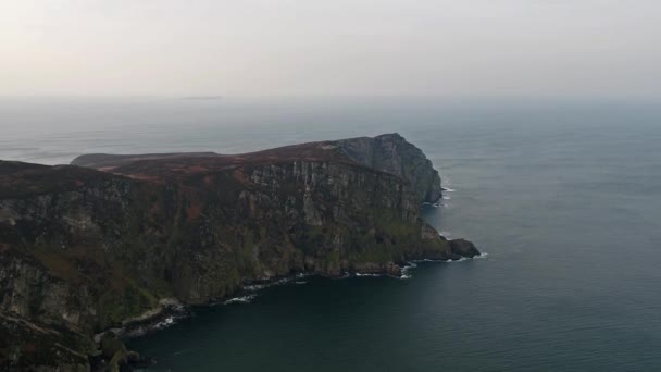 Vista aérea de los increíbles rompeolas en Horn Head en Donegal - Irlanda — Vídeo de stock