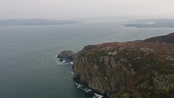 Vista aérea de los increíbles rompeolas en Horn Head en Donegal - Irlanda — Vídeo de stock