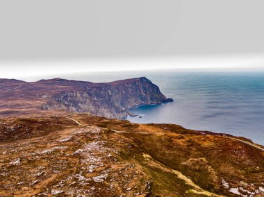 Donegal vahşi atlantik yolunda boynuz kafa kayalıkların havadan görünümü - İrlanda