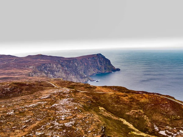 Vista aérea de los acantilados de la cabeza del cuerno en la ruta atlántica salvaje en Donegal - Irlanda — Foto de Stock