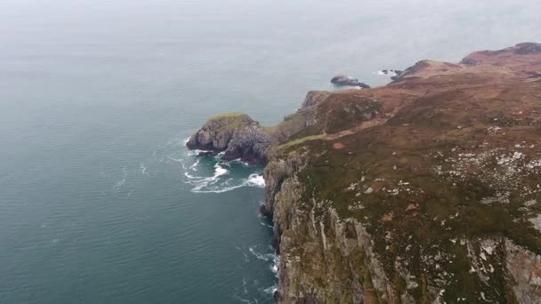 Luchtfoto van de verbazingwekkende zeekliffen in Horn Head in Donegal-Ierland — Stockvideo
