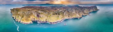 Donegal vahşi atlantik yolunda boynuz kafa kayalıkların havadan görünümü - İrlanda
