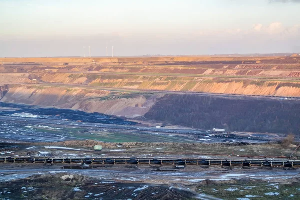 Een grote bruine steenkool open gegoten pit mijne door Garzweiler in Duitsland — Stockfoto