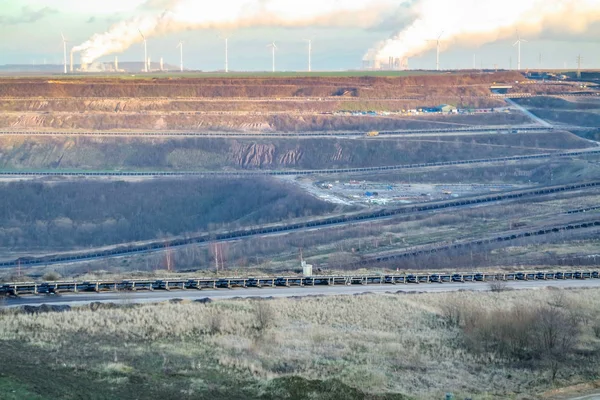 Una gran mina a cielo abierto de carbón marrón de Garzweiler en Alemania — Foto de Stock