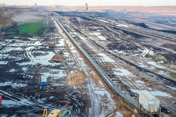 Een grote bruine steenkool open gegoten pit mijne door Garzweiler in Duitsland — Stockfoto