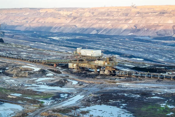 Uma grande mina de carvão fundido a céu aberto por Garzweiler na Alemanha — Fotografia de Stock