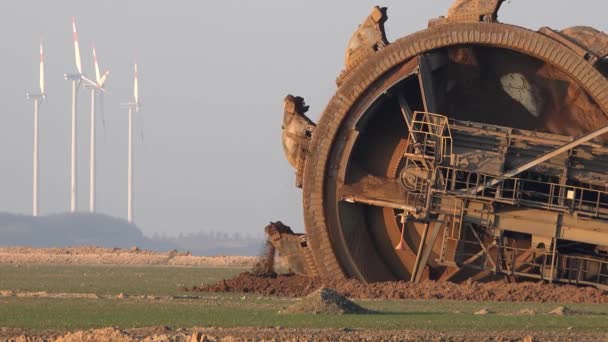 Conceito de energia a carvão contra a energia eólica — Vídeo de Stock