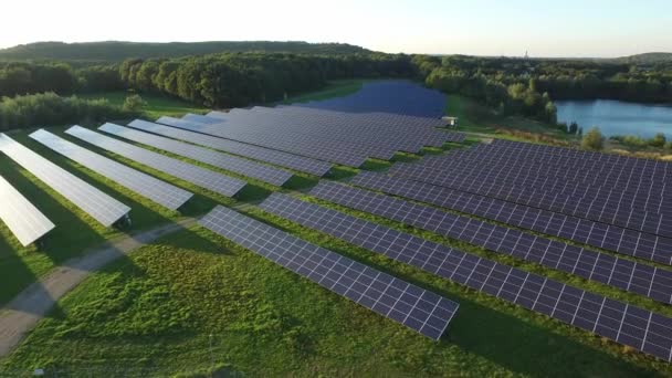 Letecký pohled na pravděpodobně nejnádhernější fotovoltaickou elektrárnu — Stock video