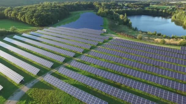 Flygbild av den antagligen vackraste sol cells kraftverk — Stockvideo