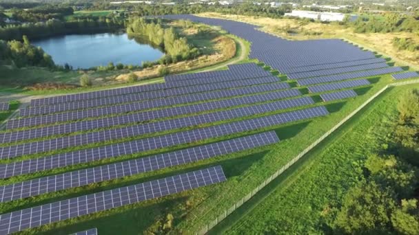 おそらく最も美しい太陽光発電所の航空写真 — ストック動画