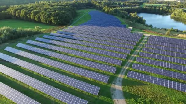 Vista aérea da provavelmente mais bela usina fotovoltaica — Vídeo de Stock