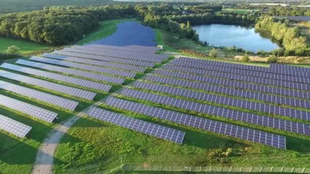 Letecký pohled na pravděpodobně nejnádhernější fotovoltaickou elektrárnu — Stock video