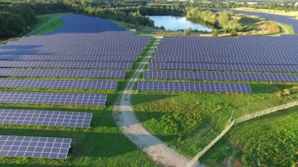 Luchtfoto van de waarschijnlijk mooiste fotovoltaïsche elektriciteitscentrale — Stockvideo