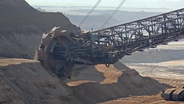 Escavadora de roda de balde em poço de mineração a céu aberto na Alemanha — Vídeo de Stock