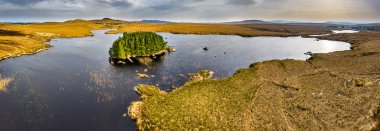 Loch Mhin Leic na Leabhar havadan görünümü - Meenlecknalore Lough - County Donegal Dungloe yakın, İrlanda