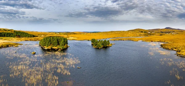 Vista aérea de Loch Mhin Leic na Leabhar - Meenlecknalore Lough - cerca de Dungloe en el Condado de Donegal, Irlanda — Foto de Stock