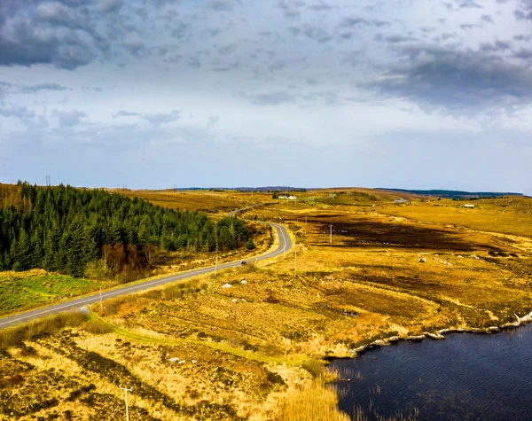 Veduta aerea della strada per Dungloe vicino a Loch Mhin Leic na Leabhar - Meenlecknalore Lough - Contea di Donegal, Irlanda — Foto Stock