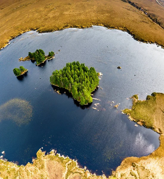 Vue aérienne du Loch Mhin Leic na Leabhar - Meenlecknalore Lough - près de Dungloe dans le comté de Donegal, en Irlande — Photo