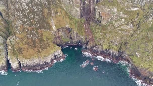 Flygbild över de fantastiska seacliffs på horn Head i Donegal-Ireland — Stockvideo