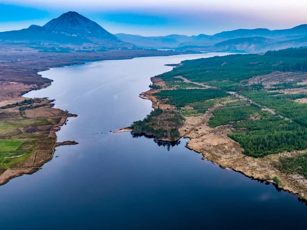 Sonnenuntergang über dem Berg errigal und lough nacung tiefer, county donegal - irland — Stockfoto