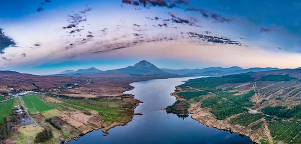 Sunset above mount errigal and Lough Nacung Lower, County Donegal - Irlanda — Fotografia de Stock